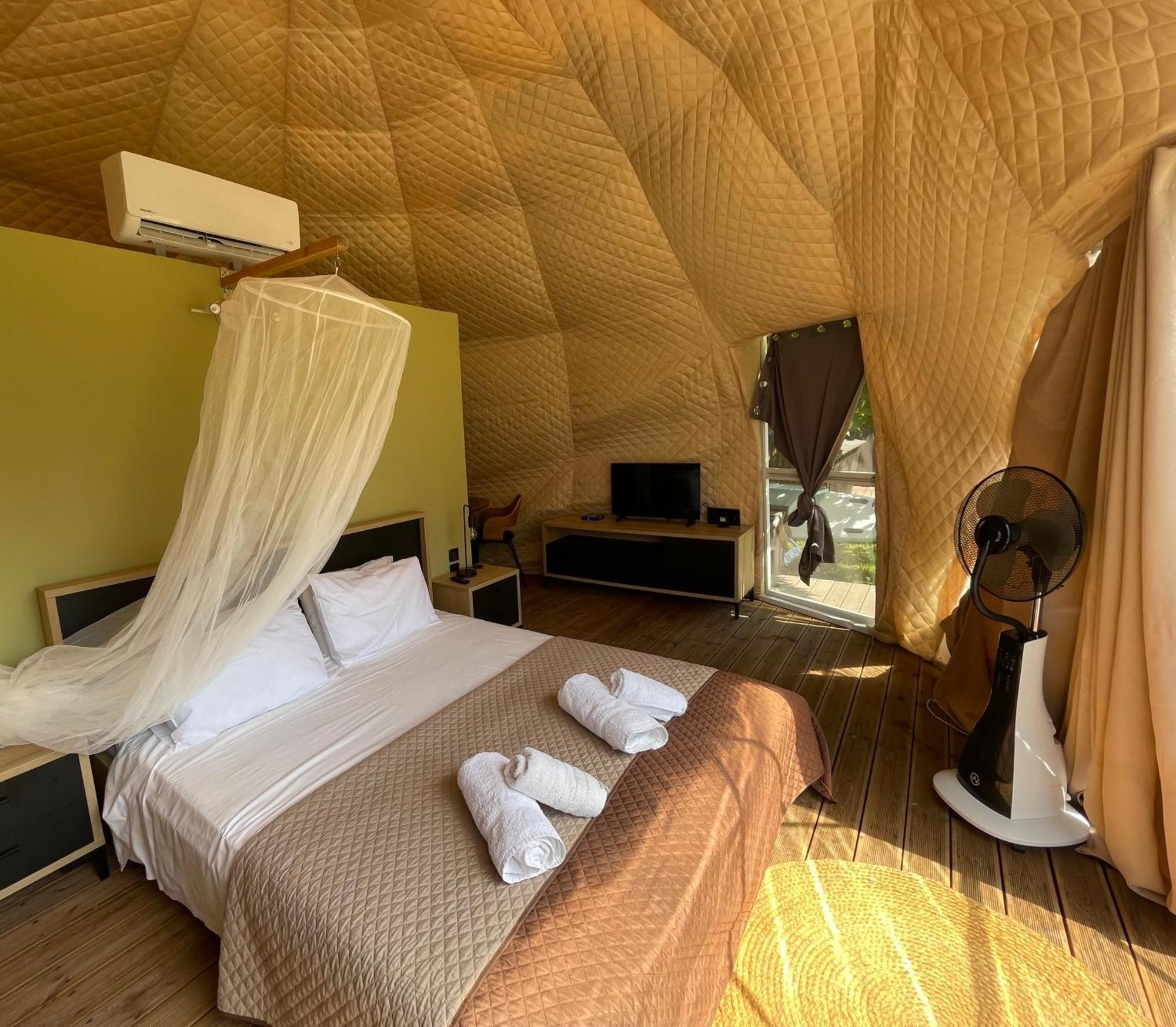 Manna Gea Glamping Domes Hotell Vónitsa Eksteriør bilde